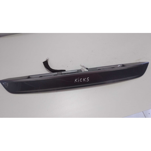 Friso Tampa Traseira Nissan Kicks 2016 908105rc Original - Cinza Chumbo