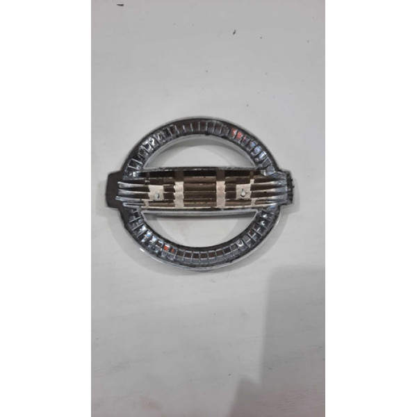 Emblema Nissan Kicks 2018 Prata